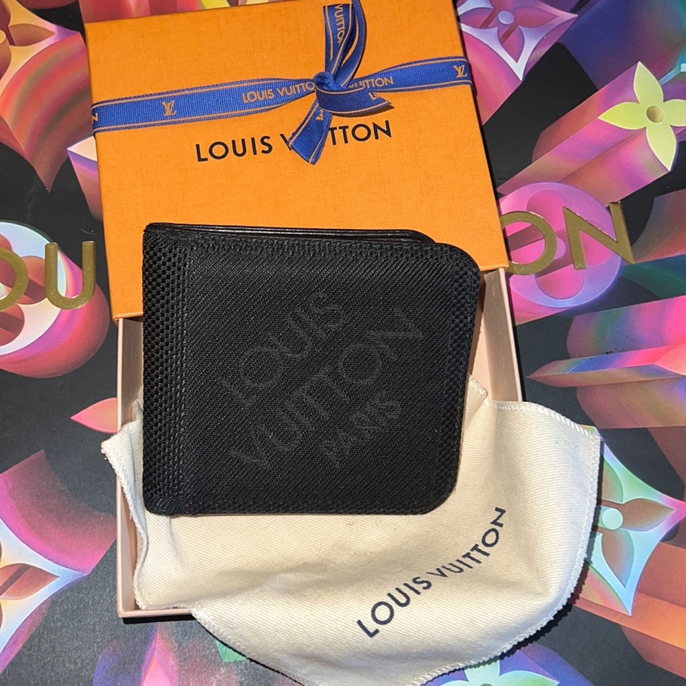 AUTHENTICATED LOUIS VUITTON WALLET